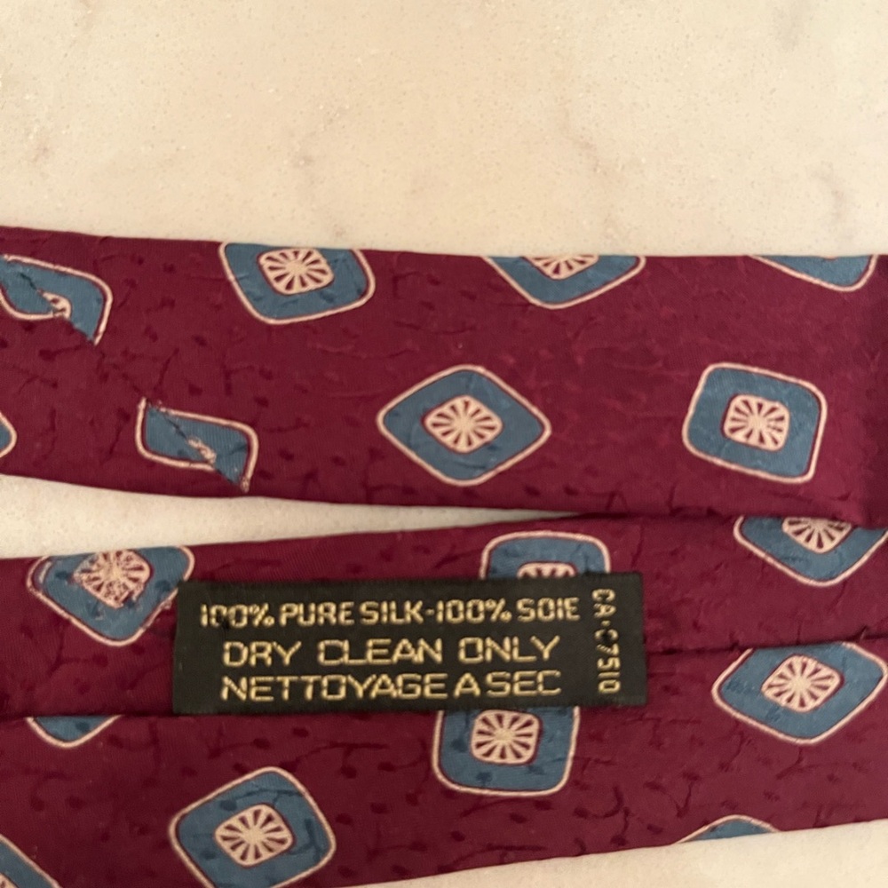 VTG Giorgio Armani Cravatte Burgundy Patterned Tie 100% silk vintage - Picture 7 of 7